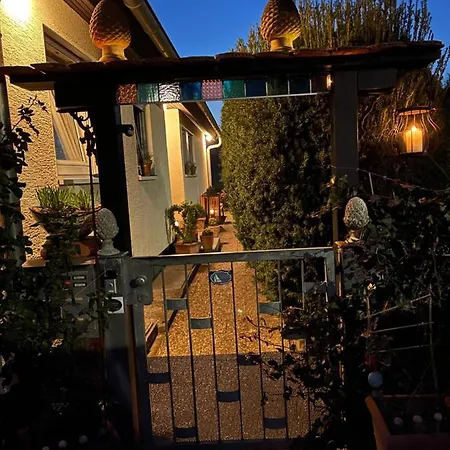 Region Esslingen - Naehe Messe - Flughafen - Stuttgart - Wohnen Und Arbeiten Auf Zeit In 120m2 Wohlfuehlatmosphaere - Ab 3 Uebernachtungen - Geeignet Fuer 4 Pers Incl - Beistellbett Moeglich - Und Tiere Willkommen - Garage F شقة