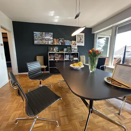 Region Esslingen - Naehe Messe - Flughafen - Stuttgart - Wohnen Und Arbeiten Auf Zeit In 120m2 Wohlfuehlatmosphaere - Ab 3 Uebernachtungen - Geeignet Fuer 4 Pers Incl - Beistellbett Moeglich - Und Tiere Willkommen - Garage F شقة