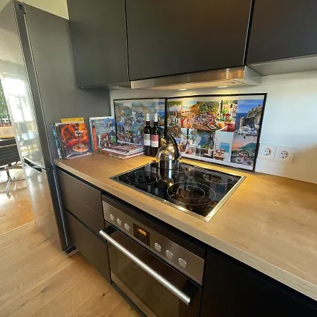 Region Esslingen - Naehe Messe - Flughafen - Stuttgart - Wohnen Und Arbeiten Auf Zeit In 120m2 Wohlfuehlatmosphaere - Ab 3 Uebernachtungen - Geeignet Fuer 4 Pers Incl - Beistellbett Moeglich - Und Tiere Willkommen - Garage F شقة