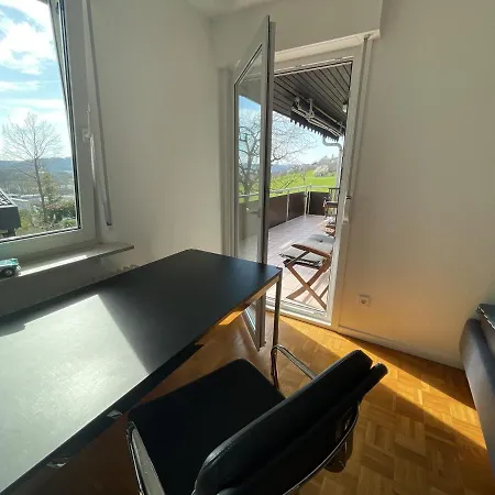 شقة Region Esslingen - Naehe Messe - Flughafen - Stuttgart - Wohnen Und Arbeiten Auf Zeit In 120m2 Wohlfuehlatmosphaere - Ab 3 Uebernachtungen - Geeignet Fuer 4 Pers Incl - Beistellbett Moeglich - Und Tiere Willkommen - Garage F